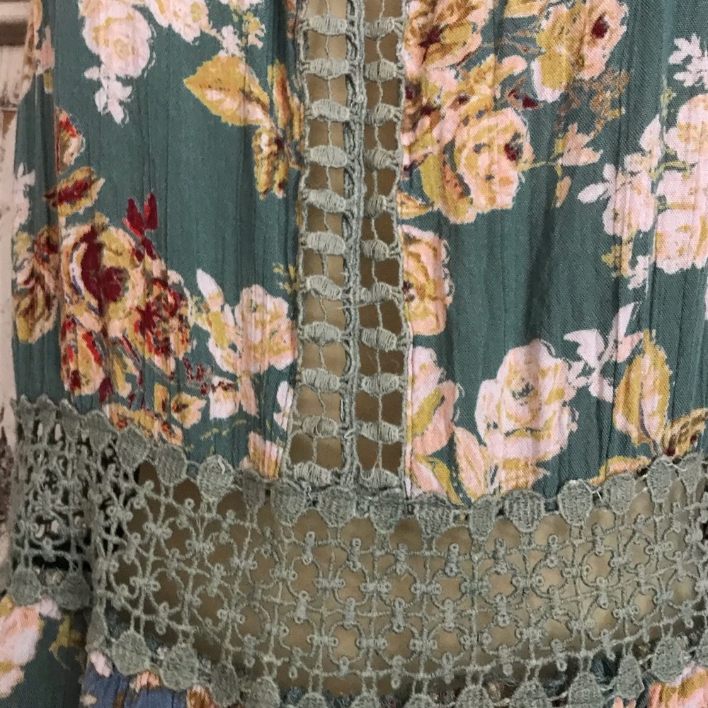 Floral Lake Tank - Picture 6 of 12